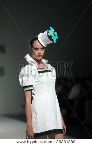 Zagabria, Croazia - 19 maggio: Modella indossa abiti realizzati da Aba Tomicic nello show 'Fashion Week' su 