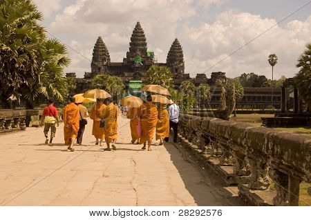 Monjes budistas en el templo de Angkor Wat