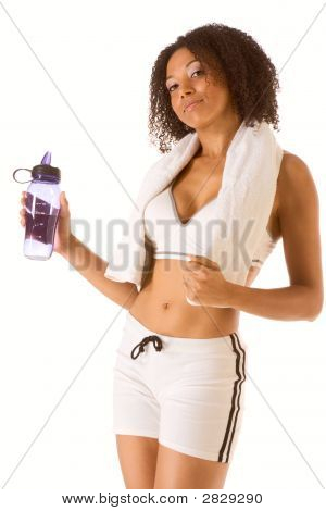Desportiva mulher com garrafa de água e toalha