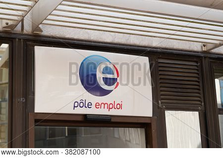 Bordeaux , Aquitaine / France - 08 16 2020 : Pole Emploi Text And Sign Logo On Building Government A