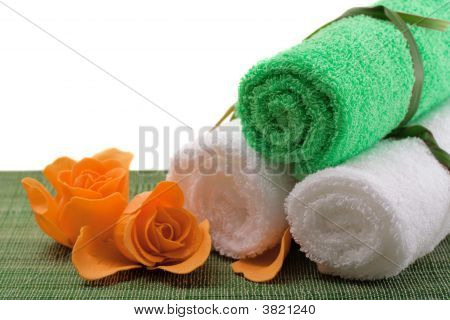 Concetto di Spa di colore verde: Asciugamano, sapone e candele su sfondo di Sisal