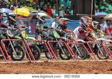 Zawodników motocross line Up przy bramie Start