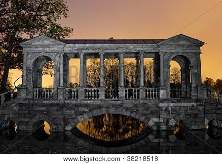 Marmor bro i Puskin Park ved solnedgang