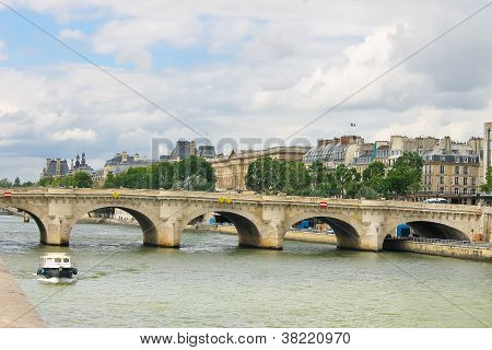 Most nad Sekwaną. Paryż. Francja
