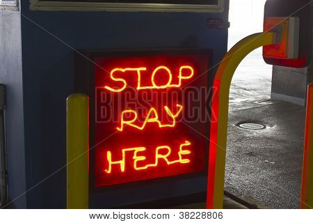 Stop: Betale her neonskilt