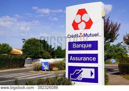 Bordeaux , Aquitaine / France - 08 16 2020 : Credit Mutuel French Bank Logo And Text Sign Atm On Pan