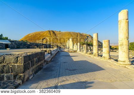 Bet Shean, Israel - August 23, 2020: View Of The Cardo (palladius Street), With Visitors, In The Anc