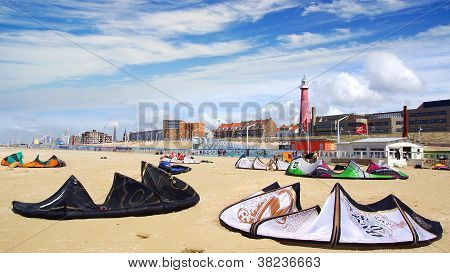 Monet kiteboarding leijat rannalla.
