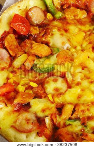 Pizza med Bbq kylling, pølse og grøntsager