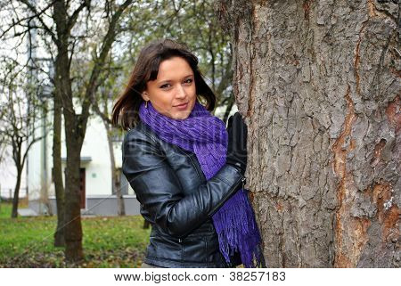 Jeune Brunette joyeux