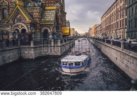 Saint Petersburg, Russia - August 2020. A Sightseeing Boat With Tourists Sailing Along The Griboyedo