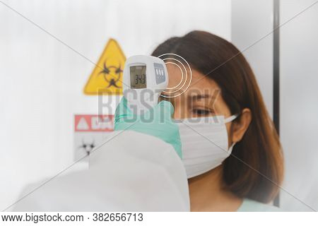 Middle-aged Women Receive A Digital Temperature Probe Infravermelho Body Infrared Frontal Thermomete