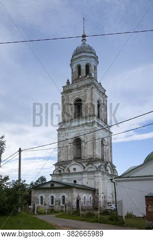 Poshekhonye, Yaroslavl Region Russia - 3 August, 2020, View Of Poshekhonye With Trinity (troitskaya 