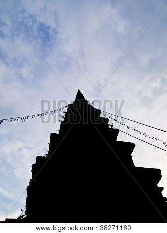 Silhouette régi sztúpa-ban Wat Prayawat (nan, Thaiföld)