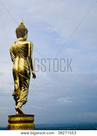 Buddha állva egy hegyi Wat Phra hogy Khao Noi2