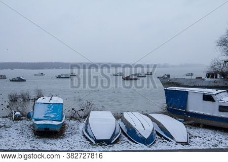 Boats & Ships, Fishing Ships, Old & Rusty Abandoned Boats Standing On The Riverbanks Of The River Da