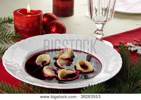 Borscht แดง (czerwony Barszcz) กับเกี๊ยวเห็ด