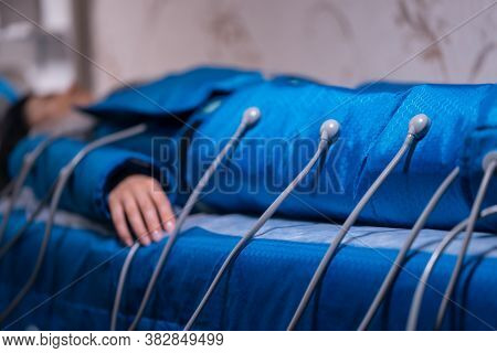 Modern Pressotherapy Machine For Anti Cellulite Procedure In Spa Salon