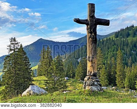 Crucifix On Älggialp And Next To The Geometric Centre Of The Switzerland (aelggialp - Geografischer 