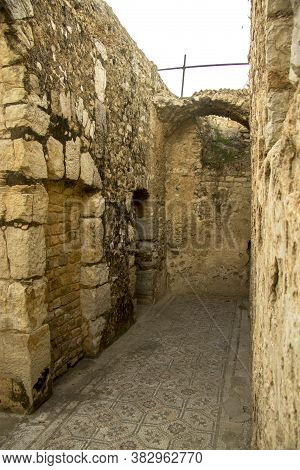 Inside In Bulla Regia Town, Tunisia. Antic Roman Ruins And Architecture.