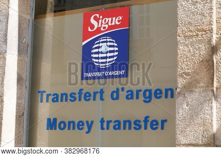Bordeaux , Aquitaine / France - 08 25 2020 : Sigue Money Transfer Sign Logo Shop Money Transfers Sto