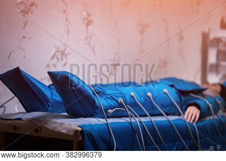 Modern Pressotherapy Machine For Anti Cellulite Procedure In Spa Salon