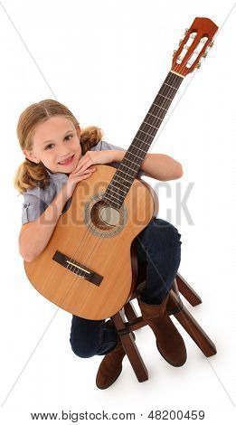 Bella dieci anni fa con la chitarra acustica sopra bianco con tracciato di ritaglio.