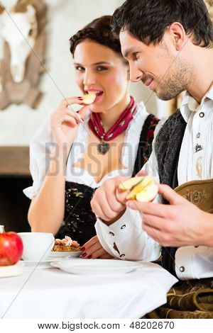 İki bir geleneksel dağ kulübe bir yemek yaptıktan sonra