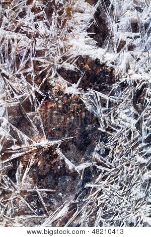 Natürliche Eiskristalle über gefrorenen Stream