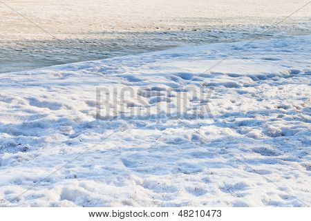 Verschneiten Ufer