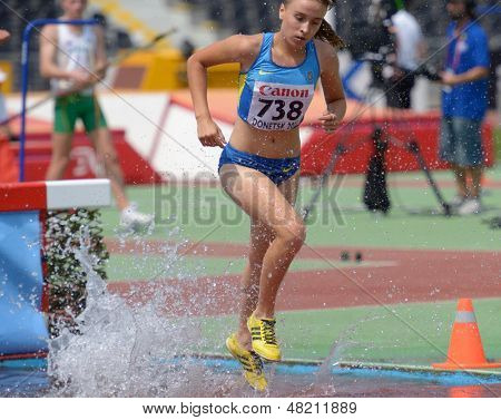 DONĚCK, Ukrajina - 12. července: Oksana Hach Ukrajiny soutěží ve 2000 m steeplechase během 8. Halové W