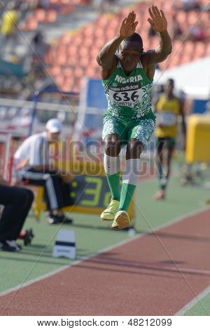 DONETSK, Ucraina - 12 luglio: Stefano Vitta Theophilus Uruemu della Nigeria compete nel salto triplo durante 8t