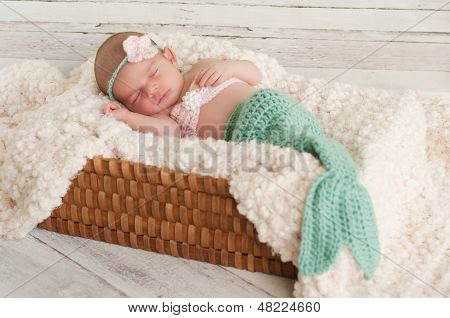 Ragazza del neonato In un Costume da sirena