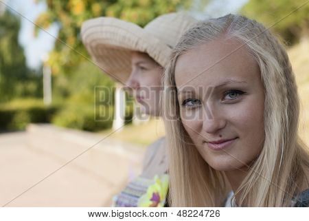 to unge piger på ferie