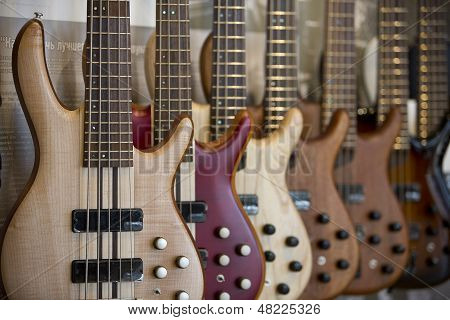 Elegancia de guitarras bajas