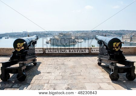 Zwei Kanonen In salutieren Batterie auf Burg Valletta, Malta