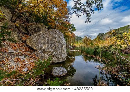 Malebná příroda scéna s Beautiful Fall listí na klidné bublající potok