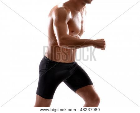 Homem íntegro e fitness correndo no fundo branco.