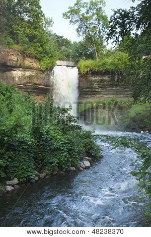 Minnehaha Falls na letní ráno