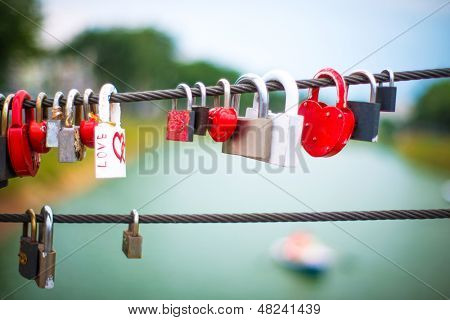 Matrimonio serrature sul ponte di corda