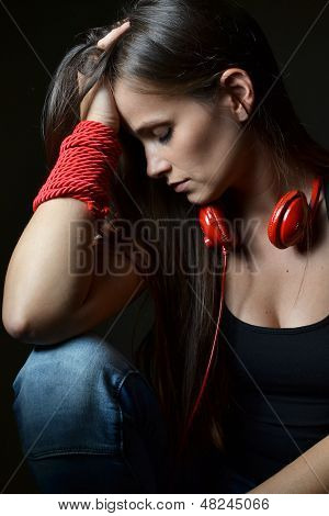 Красивая молодая женщина с красной Наушники