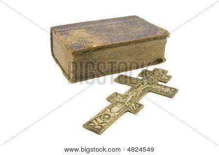 Nagyon régi Vintage Biblia és a nagy templom kereszt közelében, hogy elszigetelt fehér háttér felett
