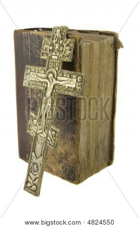 Nagyon régi Vintage Biblia és a nagy templom kereszt közelében, hogy elszigetelt fehér háttér felett