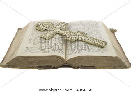 Nagyon régi Vintage nyitott Biblia és a nagy templom Cross, elszigetelt fehér háttér felett