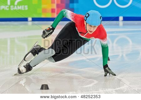 INNSBRUCK, Østrig - januar 18 Tamas Farkas (Hungaria, #28) vinder mænds 1000 m short track D fin