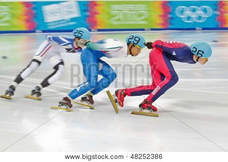 INNSBRUCK, Østrig - januar 18 Jack Burrows (Storbritannien, #26) placerer tredje i mændenes 1000 m s