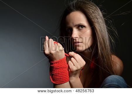 Красивая молодая женщина с красной Наушники