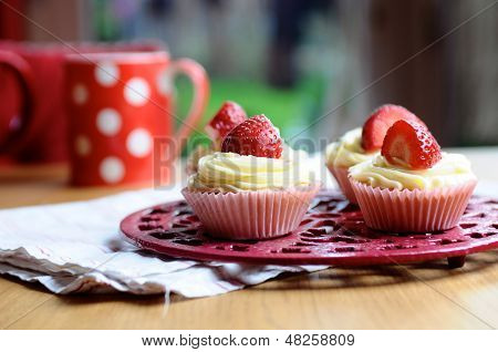 Jordbær og vanille Cupcakes på køkkenbordet