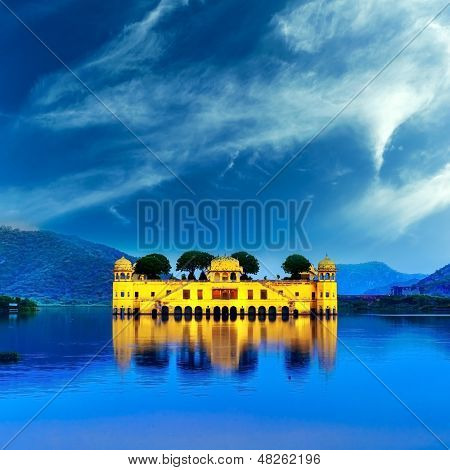 Palacio indio de agua en el lago Jal Mahal en la noche en Jaipur, India
