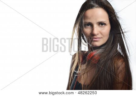 Красивая молодая женщина с красной Наушники